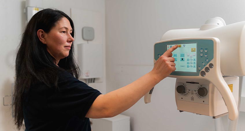 MFA stellt über Touchscreen Einstellungen des Röntgengeräts ein